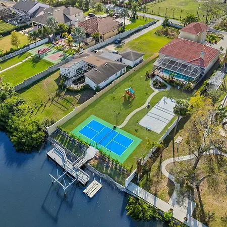 6Br Family Escape-Pool Sports Courts Game Room
